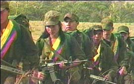 Una joven de las FARC con un M-16, se pueden ver un par de G-3